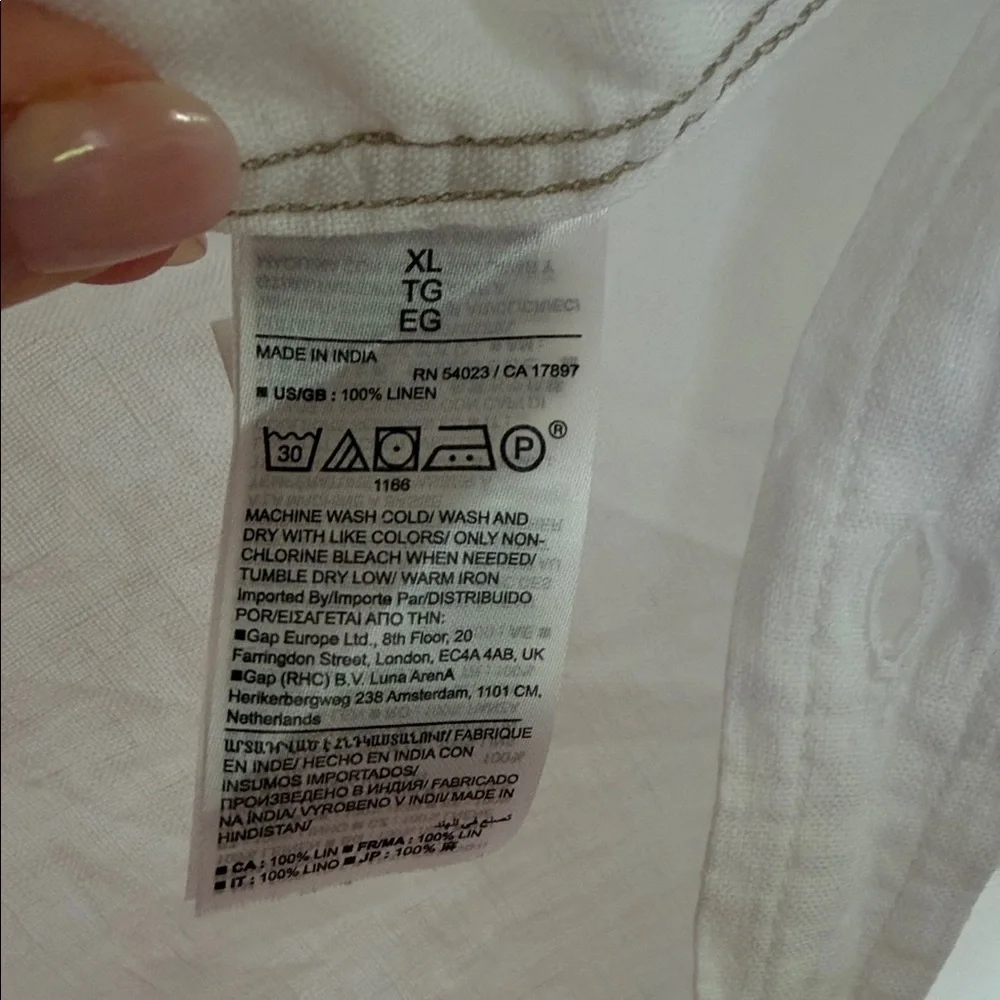 Banana Republic Men's White standard fit Casual Button Down Shirt